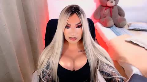 Snapshot of valentinaxqueen chatting on February 19, 2:01 am online show from February 19, 2:01 am
