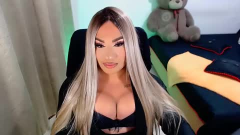 Snapshot of valentinaxqueen chatting on March 1, 2:04 am online show from March 1, 2:04 am