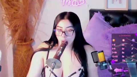 Mia online show from July 6, 9:39 pm