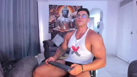 Snapshot of valentino_dossantos chatting on February 20, 10:15 pm online show from February 20, 10:15 pm