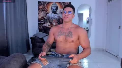 Snapshot of valentino_dossantos chatting on February 25, 11:54 am online show from February 25, 11:54 am