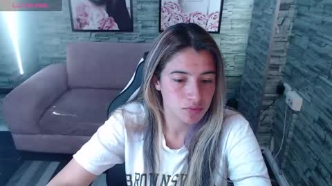 Snapshot of valerie_b chatting on February 7, 3:02 am valerie_b online show from February 7, 3:02 am