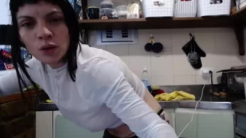 Val online show from February 5, 3:59 pm