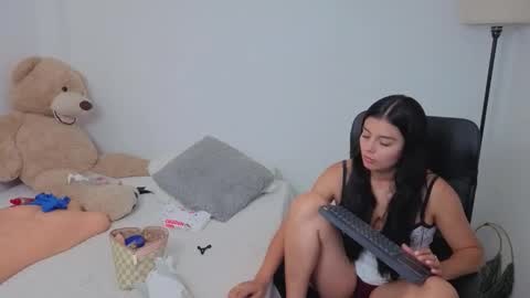 Snapshot of valerihouse chatting on September 11, 12:45 am Juli C online show from September 11, 12:45 am