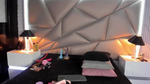 valery_smith15 online show from March 3, 3:19 am