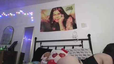 Snapshot of valleriestarr chatting on December 4, 6:05 am Vallerie Starr online show from December 4, 6:05 am