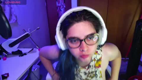 Snapshot of vallolet1_ chatting on February 20, 2:18 am Im Violet online show from February 20, 2:18 am