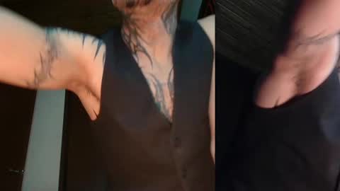 Snapshot of vampiredavyd chatting on February 24, 12:30 am david guzman i model independenthelp me with a thumbs up online show from February 24, 12:30 am