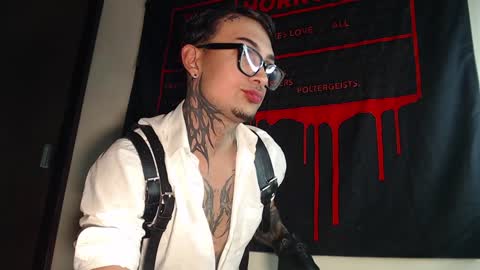 Snapshot of vampiredavyd chatting on January 31, 4:36 am david guzman i model independenthelp me with a thumbs up online show from January 31, 4:36 am