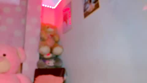 Snapshot of vanessa_brett_1 chatting on December 19, 5:29 am vanessa online show from December 19, 5:29 am