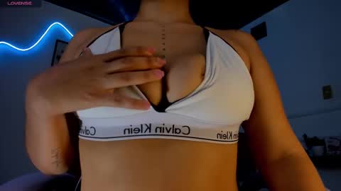 Snapshot of vanessa_tasty chatting on March 5, 8:43 am kamila online show from March 5, 8:43 am