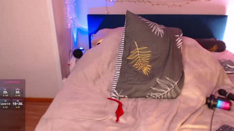 Snapshot of vanessalincum chatting on February 7, 8:44 am Vanessa follow me - I will answer you there at any time online show from February 7, 8:44 am