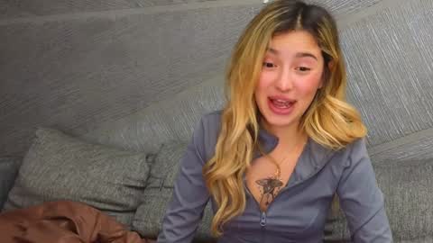 vanessalovesu_ online show from December 2, 3:31 pm