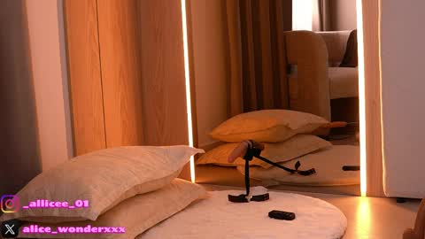 Vanessa Simon online show from April 11, 7:45 am