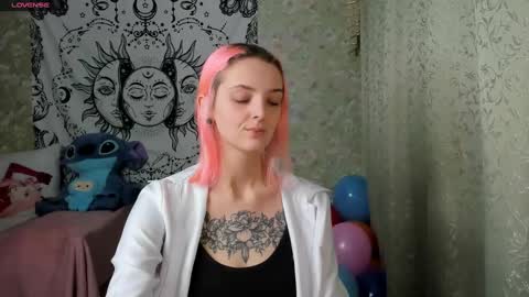 Snapshot of vanilla_arya chatting on December 19, 12:56 pm Adelina online show from December 19, 12:56 pm