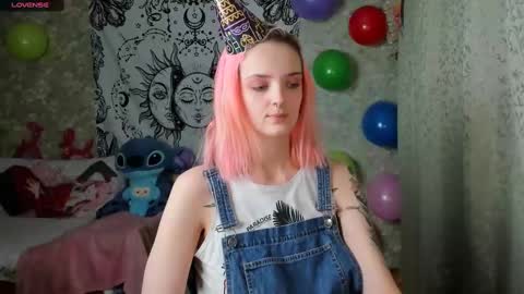 Snapshot of vanilla_arya chatting on December 12, 10:24 am Adelina online show from December 12, 10:24 am