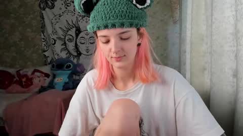 Snapshot of vanilla_arya chatting on February 8, 10:29 am Adelina online show from February 8, 10:29 am