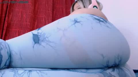 Snapshot of vanne_amet chatting on February 27, 1:41 am free follow me online show from February 27, 1:41 am