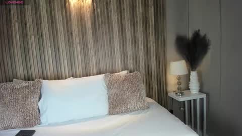 V A N N E S A   online show from November 5, 11:34 am