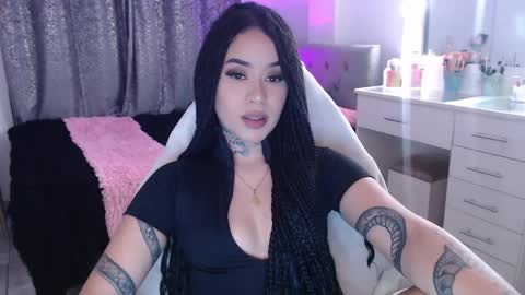Snapshot of vayolett_bass chatting on October 25, 4:46 am Vayolett Bass online show from October 25, 4:46 am