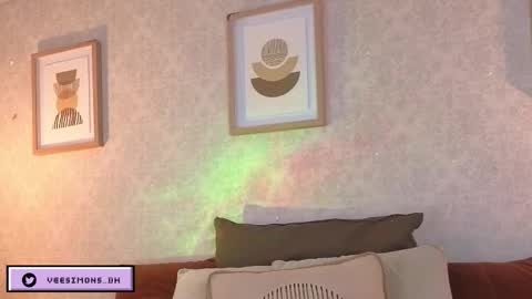 Vee Simons online show from February 7, 8:45 pm