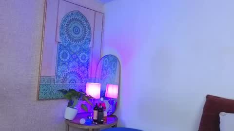 Vee Simons online show from May 12, 8:07 pm