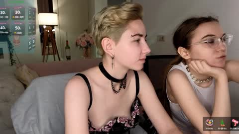 Snapshot of velvetvalkyries chatting on January 3, 1:46 pm CLEOshort hair TIna long hair online show from January 3, 1:46 pm