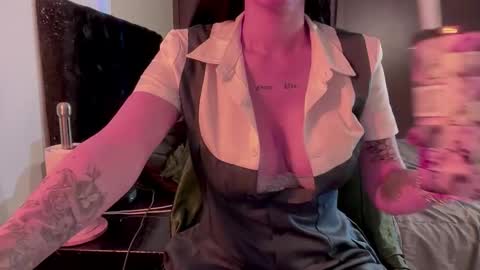 Lanna   online show from October 18, 1:37 pm