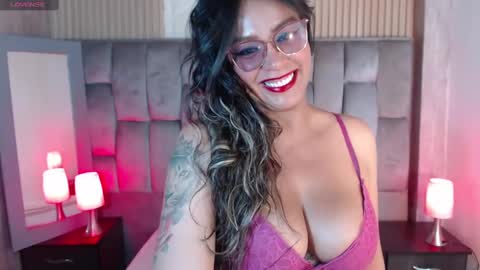 Snapshot of veronica_saenzz1 chatting on February 21, 8:05 pm Vero online show from February 21, 8:05 pm
