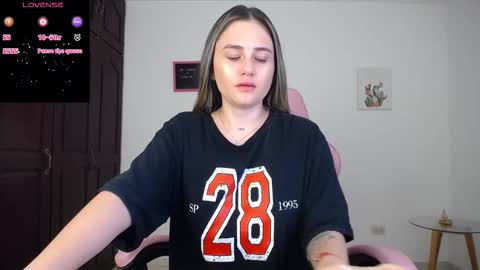 Snapshot of veronika__winslow_ chatting on September 16, 6:49 am Vero online show from September 16, 6:49 am