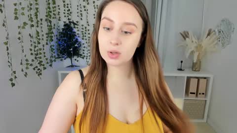 Snapshot of via_lattea_ chatting on December 15, 11:45 am Camilla online show from December 15, 11:45 am