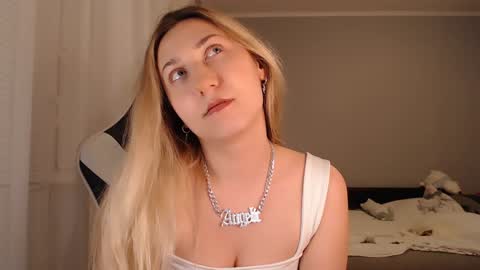 Snapshot of vibezgirl chatting on December 6, 8:34 pm Amelia online show from December 6, 8:34 pm