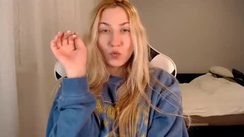 Snapshot of vibezgirl chatting on February 24, 6:47 pm Amelia online show from February 24, 6:47 pm