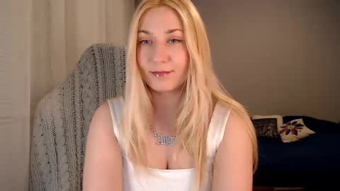 Snapshot of vibezgirl chatting on October 6, 6:37 pm Amelia online show from October 6, 6:37 pm