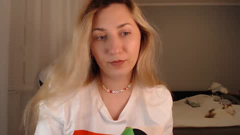 Snapshot of vibezgirl chatting on December 2, 8:06 pm Amelia online show from December 2, 8:06 pm