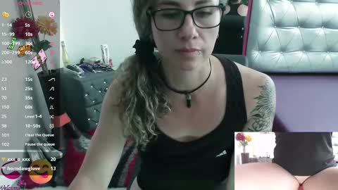 Snapshot of vickysexyx chatting on February 19, 7:37 pm Valentina online show from February 19, 7:37 pm