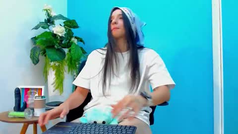 viictoriiasaenz online show from March 2, 7:15 am