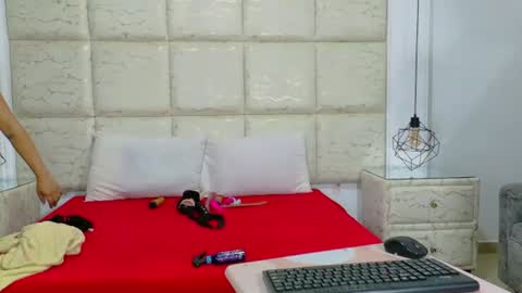 vikiTomson online show from March 3, 1:45 pm