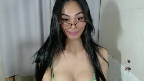 Snapshot of vikkylustfull chatting on March 1, 8:10 pm vikkylustfull online show from March 1, 8:10 pm