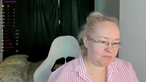 violasmithh online show from May 20, 4:42 am