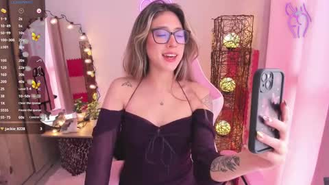 Snapshot of violet_ch chatting on January 24, 5:21 pm violet online show from January 24, 5:21 pm