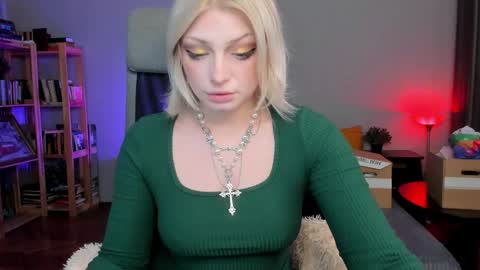 Snapshot of violet_oblivion chatting on December 27, 6:10 pm violet_oblivion online show from December 27, 6:10 pm