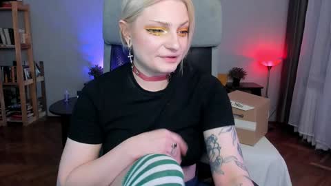 Snapshot of violet_oblivion chatting on January 7, 9:35 pm violet_oblivion online show from January 7, 9:35 pm