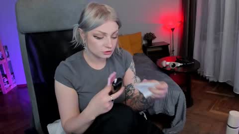 Snapshot of violet_oblivion chatting on December 20, 6:13 pm violet_oblivion online show from December 20, 6:13 pm