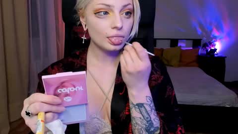 Snapshot of violet_oblivion chatting on December 19, 2:01 am violet_oblivion online show from December 19, 2:01 am