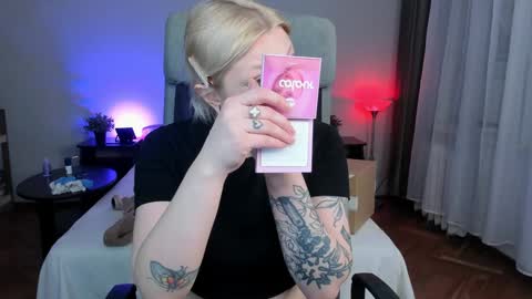 Snapshot of violet_oblivion chatting on January 7, 6:35 pm violet_oblivion online show from January 7, 6:35 pm