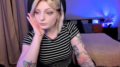 Snapshot of violet_oblivion chatting on December 1, 10:12 pm violet_oblivion online show from December 1, 10:12 pm