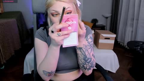 Snapshot of violet_oblivion chatting on January 14, 9:09 pm violet_oblivion online show from January 14, 9:09 pm