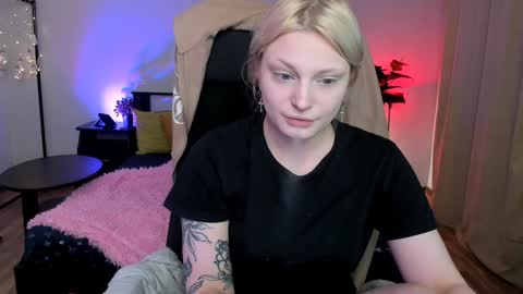 Snapshot of violet_oblivion chatting on January 9, 10:41 pm violet_oblivion online show from January 9, 10:41 pm