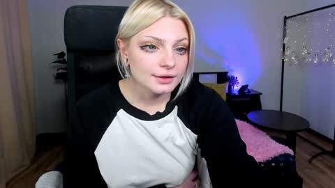 Snapshot of violet_oblivion chatting on January 10, 7:46 am violet_oblivion online show from January 10, 7:46 am